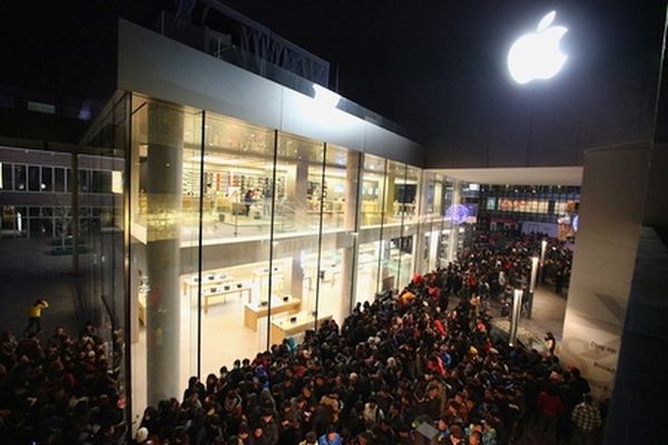 Biggest iPhone Shopping Day and Record Sales 2015 Reported